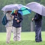 2022年富国银行锦标赛，在Avenel农场举行的TPC Potomac，观众在雨伞下的照片